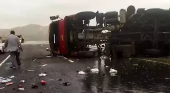 Van-Hakkari Karayolu'nda Tır Devrildi: 2 Yaralı