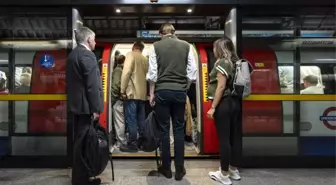 Londra Metrosu'nda Elektrik Kesintisi Seyahatleri Etkiledi