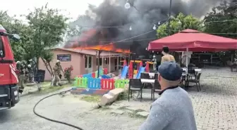 Avcılar'da Restoranın Çatısında Yangın Çıktı