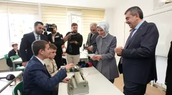 Bakanlar Engelliler Haftası'nda Görme Engelliler Okulunu Ziyaret Etti