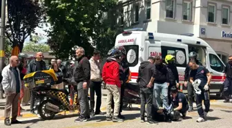 Bandırma'da Motosikletli Kurye Trafik Kazası Geçirdi