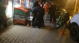 Zihinsel Engelli Genç Bakkalın Önündeki Kasaları Ateşe Verdi