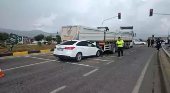 Gaziantep'te Otomobil Tıra Çarptı: Bir Yaralı