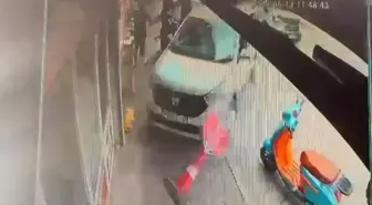 Adana'da Kontrolü Kaybeden Araç Bisikletliye Çarptı