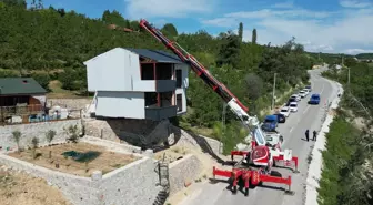 Kaçak villasını yıkımdan vinçle kaçırdı