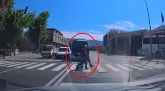 Bursa'da Minibüs Şoförü Kırmızı Işıkta Tehlikeli Davrandı