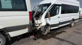 Siverek'te Öğretmenleri Taşıyan Servis Minibüsleri Çarpıştı: 28 Yaralı