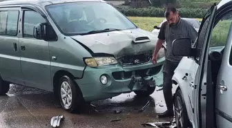 Osmaniye'de Minibüs ve Ticari Araç Çarpıştı: 1 Yaralı