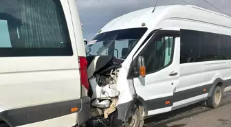 Siverek'te Öğretmenleri Taşıyan Minibüsler Çarpıştı: 28 Yaralı