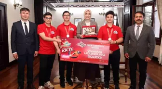 HasCode Takımı, Vali Yiğitbaşı ile Bir Araya Gelerek Projelerini Tanıttı