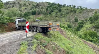 Hakkari'de Virajda Mahsur Kalan Tır, Vatandaşların Yardımıyla Kurtarıldı