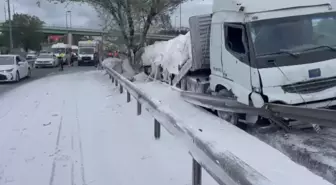 Zeytinburnu'nda Toz Alçı Yüklü TIR Bariyerlere Çarptı