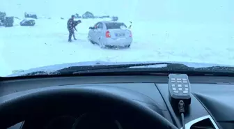 Macer Offroad Kulübü, Tekman Geçidi'nde Mahsur Kalan Vatandaşları Kurtardı