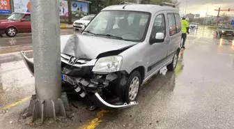 Çorum'da Elektrik Direğine Çarpan Araçta 2 Yaralı