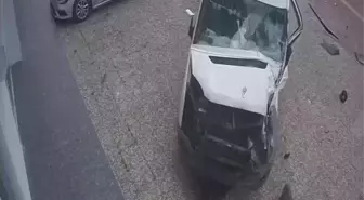 Antalya'da Trafik Kazası: İki Servis Aracı Çarpıştı