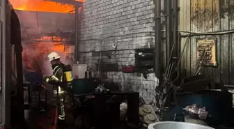 İzmir'de Metal Döküm Atölyesinde Yangın Çıktı