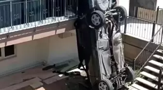 Otomobiliyle Apartmanın Bahçesine Uçan Kadın Sürücü Sağ Kurtarıldı