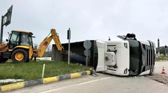 Kastamonu'da Kavşakta Devrilen Tırın Sürücüsü Yaralandı