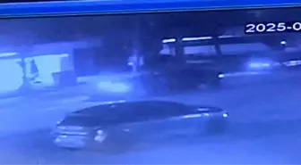 İnegöl'de Kontrolden Çıkan Otomobil Aydınlatma Direğine Çarptı: 2 Yaralı