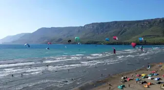 Akyaka'da Kite Sörf Şenliği ile 19 Mayıs Coşkusu