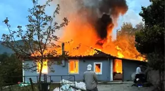 Karasu'da Yangın: Tek Katlı Ev Kullanılamaz Hale Geldi