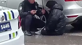 Polis Memurundan Duygulandıran Davranış: Lise Öğrencisini Yağmurdan Korudu