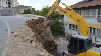 Mardin'de Yol ve İstinat Duvarı Okulun Bahçesine Çöktü
