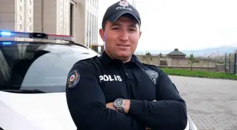 Polis Memuru Samet Arslan, Yaralı Kız Çocuğunu Yağmurdan Korudu