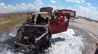 Aksaray'da Otomobil Yangını: Motorundan Duman Çıktı, Alevlere Döndü