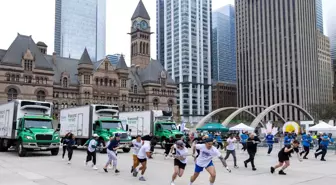 Toronto'da İkinci Hasat Kamyon Çekme Yarışması Düzenlendi