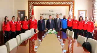 Bayburt Gençlik Merkezi Voleybol Takımı'ndan Vali Eldivan'a Ziyaret