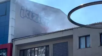 Bolu'da Bina Çatısında Yangın, İtfaiye Müdahalesiyle Büyümeden Söndürüldü