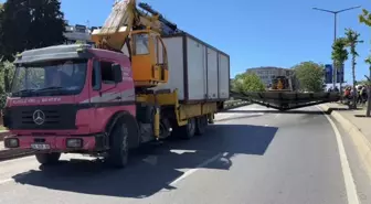 Kadıköy'de Konteyner Yüklü Vinç Kazası: Yol Kısa Süreliğine Kapandı