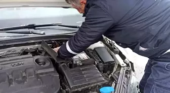 Van'da Otomobil Refüje Çarptı: 2 Hafif Yaralı