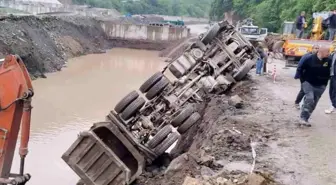 Trabzon'da Taş Kamyonu Devrildi, Yol Ulaşıma Kapandı
