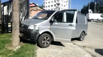 Isparta'da Ticari Araç ile Otomobil Çarpıştı: 1 Yaralı