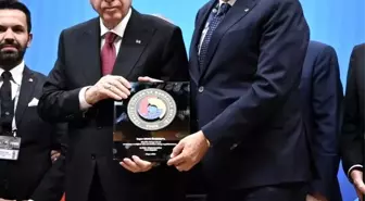 Başkan Özkasap 'Hizmet Şeref Belgesi'ni Cumhurbaşkanı Erdoğan'ın elinden aldı
