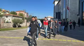 Ayvacık'ta Emekli Öğretmeni 25 Milyon TL'den Dolandıran 8 Şüpheli Yakalandı