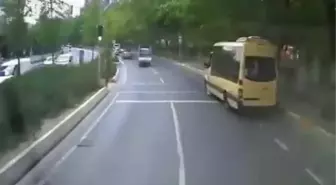 Esenyurt'ta Kırmızı Işıkta Geçmeye Çalışan Yaya Kazasından Kıl Payı Kurtuldu