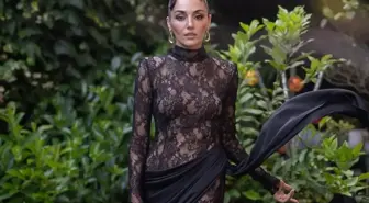 Hande Erçel derin yırtmaçlı cesur elbisesiyle geceye damga vurdu