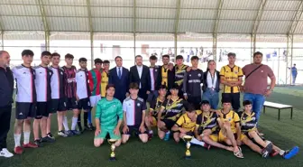 Liseler arası futbol turnuvası birincisi kupasını Kaymakam Yurdagül'den aldı