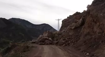 Oltu'da Heyelan Yolunu Kapadı, İş Makinesi Talep Edildi