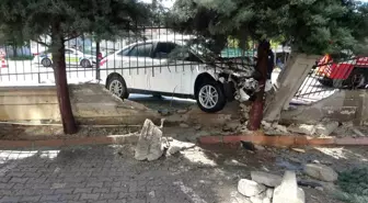Malatya'da Kontrolden Çıkan Araç Duvara Çarptı, Yangın Çıktı