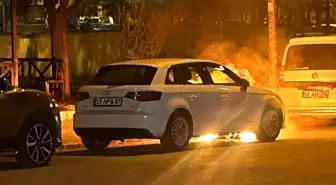 Birecik'te Park Halindeki Lüks Otomobil Alev Alev Yandı