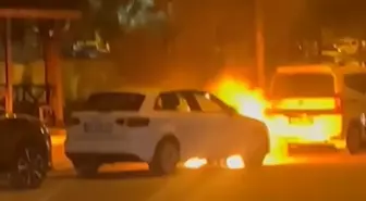 Birecik'te Park Halindeki Otomobil Alev Aldı