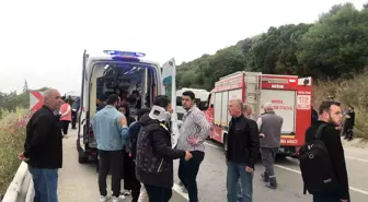 Bursa'da Minibüs ve Otomobil Çarpıştı: 12 Yaralı