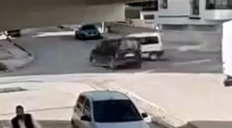 Elazığ'da Hafif Ticari Araçların Karıştığı Trafik Kazası Güvenlik Kamerasında