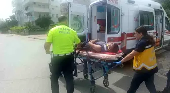 Motosiklet Sürücüsü Kamyonete Çarpmamak İçin Fren Yaptı, Devrildi