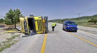 Karaman'da Tır Devrildi: Sürücü Yaralandı