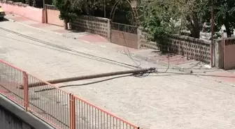 Kastamonu'da Kuvvetli Rüzgar Ahşap Direği Devirdi